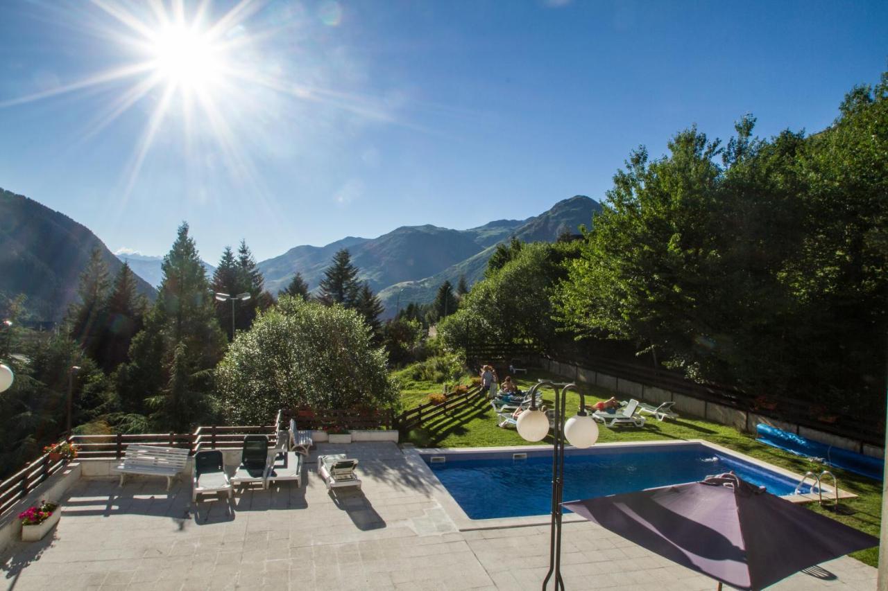 Apartamentos Multibaqueira บาเกย์รา-เบเรต ภายนอก รูปภาพ
